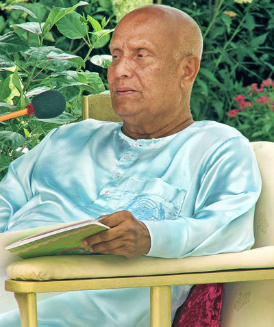 2005_08_sri-chinmoy-composing-prash