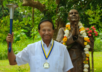 Caguas Mayor Miranda Marin with statue of Sri Chinmoyandpeace torch-1