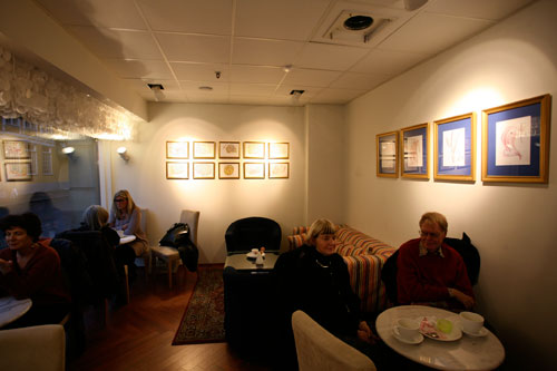 Guests-enjoying-the-Jharna-Kala-room-at-Fragrance-II Guests enjoying coffee and the Jharna Kala art of Sri Chinmoy