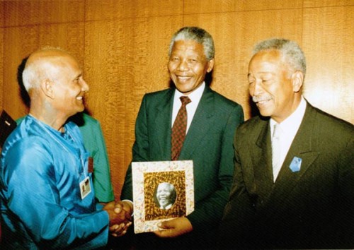 Nelson-Mandela-and-Guru-meet-at-UN-June-1990 Nelson-Mandela-and-Guru-meet-at-UN-June-1990