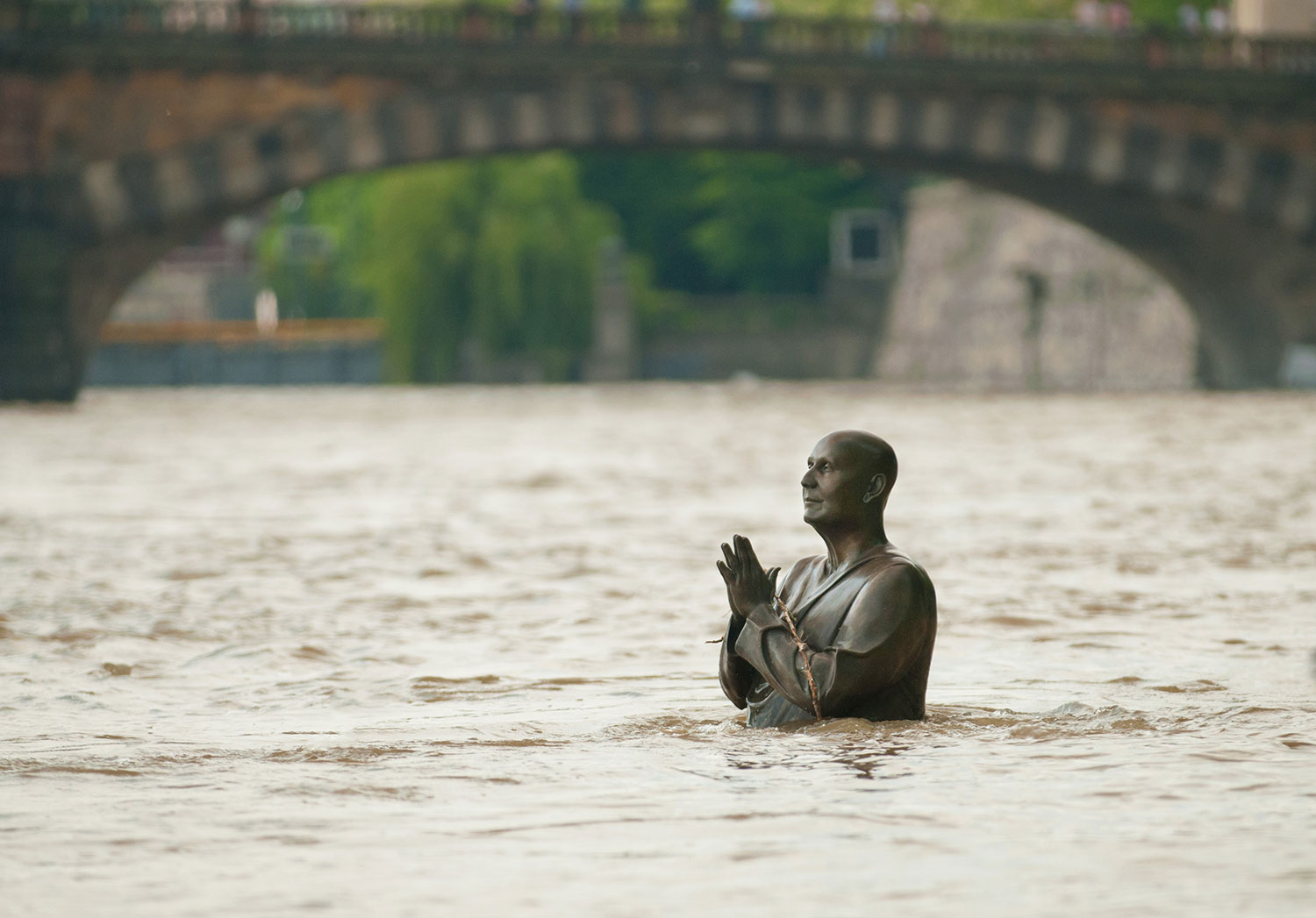 Statue-of-Sri-Chinmoy-flooded-in-Prague-2-Apaguha-Vesely