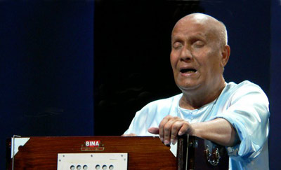 ckg-singing-on-harmonium