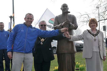 holding-statue
