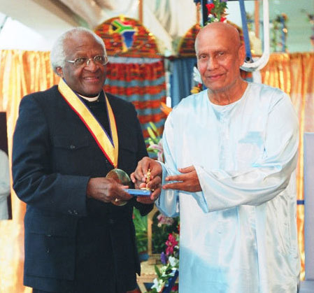 sri-chinmoy-and-arch-tutu-mar-16th-2004-sm Sri Chinmoy Desmond Tutu