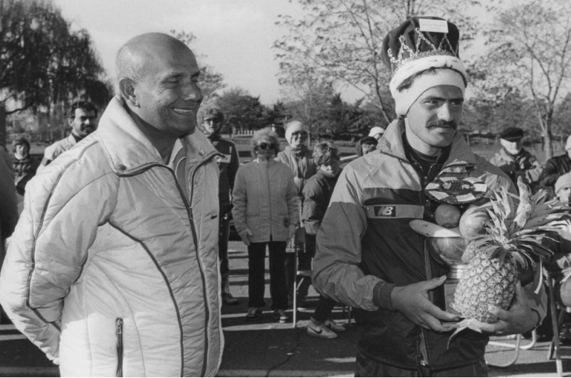 Sri Chinmoy with Yiannis Kouros after his record-breaking run.
